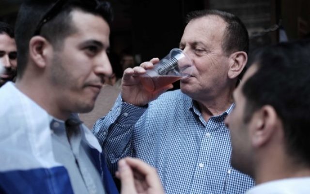 Le maire de Tel Aviv, Ron Huldai, assiste à une fête de rue le 15 janvier 2016 au bar Simta sur la rue Dizengoff, où deux Israéliens ont été tués dans une fusillade, le 1er janvier 2016. (Crédit : Tomer Neuberg / FLASH90)