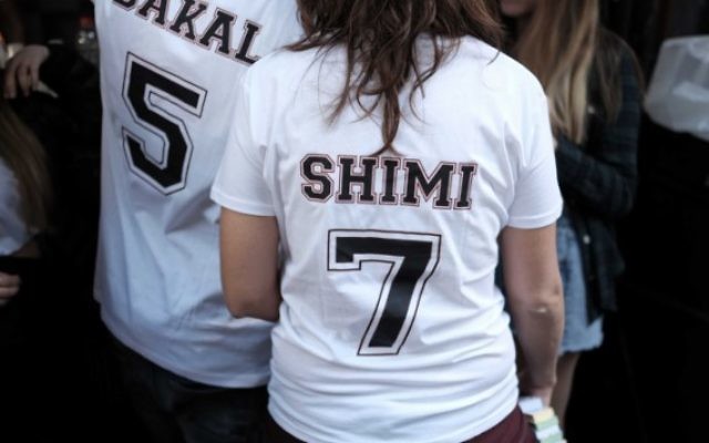 Les patrons du bar Simta portent des T-shirts où figurent les noms des deux Israéliens tués il y a deux semaines dans une fusillade au bar Simta à Tel-Aviv, le 15 janvier 2016. (Crédit : Tomer Neuberg / FLASH90)