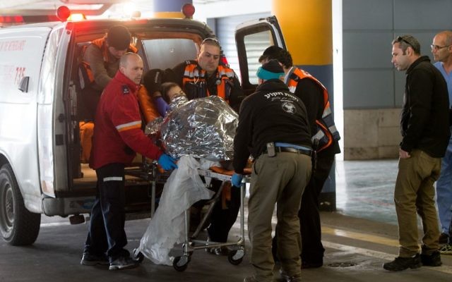 Les secouristes emmenant Michal Forman, qui a été blessée, 30 ans, dans la salle d'urgence à l'hôpital Shaare Zedek à Jérusalem le lundi 18 janvier 2016 (Crédit : Yonatan Sindel / Flash90)