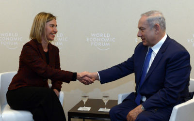 Le Premier ministre Benjamin Netanyahu et la Haute Représentante de l'Union européenne pour les affaires étrangères et la politique de sécurité, Federica Mogherini, lors de la réunion annuelle du Forum économique mondial à Davos, le 21 janvier 2016. (Crédit : Haim Zach/GPO)