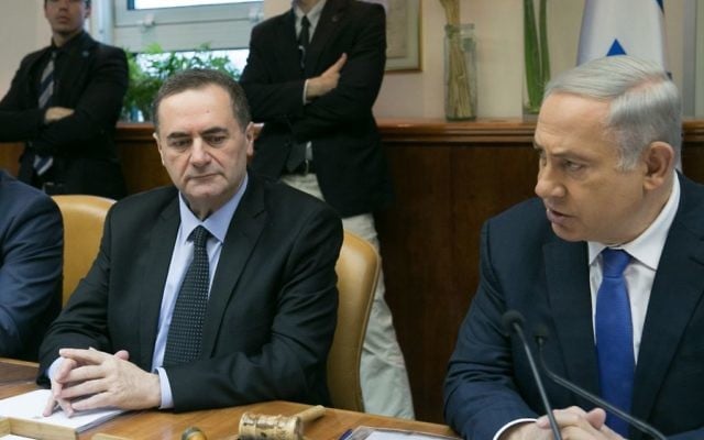 Le Premier ministre Benjamin Netanyahu, à droite, et le ministre des Transports et des Renseignements Yisrael Katz pendant la réunion hebdomadaire du cabinet, le 24 janvier 2016. (Crédit : Ohad Zwigenberg/Pool) Le Premier ministre Benjamin Netanyahu, à droite, et le ministre des Transports et des Renseignements Yisrael Katz pendant la réunion hebdomadaire du cabinet, le 24 janvier 2016. (Crédit : Ohad Zwigenberg/Pool)