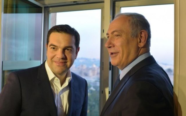 Le Premier ministre Benjamin Netanyahu (à droite) avec son homologue grec Alexis Tsipras, à l'hôtel King David à Jérusalem, le 27 janvier 2016. (Crédit : Kobi Gideon/GPO)