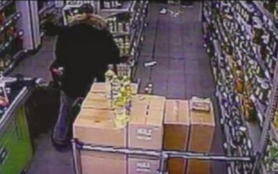 Image extraite d'une caméra de surveillance de l'Hyper Cacher montrant Amedy Coulibaly pendant le siège du 9 janvier 2015.
L'extrait a été diffusé sur la BBC dans le documentaire "Trois jours de terreur : l'attaque de Charlie Hebdo", diffusé le 6 janvier 2016. (Crédit : capture d'écran YouTube)