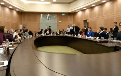 Intervention à la Knesset du président de l'EFI Yankel Gabet, le 11 janvier 2016 (Crédit : autorisation Yankel Gabet)