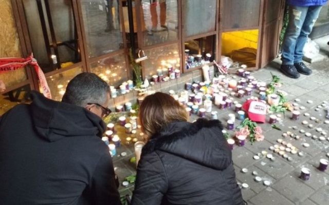 Des Israéliens allument des bougies au bar Simta sur la rue Dizengoff, dans le centre de Tel Aviv, le 2 janvier 2016 (Crédit : Melanie Lidman / Times of Israel)
