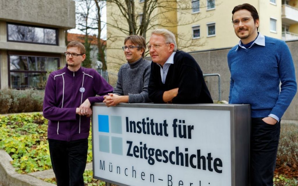 Les rédacteurs de la nouvelle version annotée de Mein Kampf, de gauche à droite : Thomas Vordermayer, Othmar Plöckinger, Christian Hartmann, Roman Toppel (Crédit : Institut für Zeitgeschichte / Alexander Markus Klotz) Les rédacteurs de la nouvelle version annotée de Mein Kampf, de gauche à droite : Thomas Vordermayer, Othmar Plöckinger, Christian Hartmann, Roman Toppel (Crédit : Institut für Zeitgeschichte / Alexander Markus Klotz)