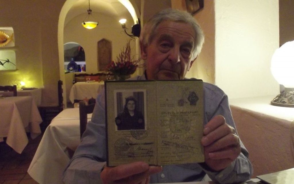 Ivan Levaï montrant les papiers de sa mère, le 31 décembre 2015 (Crédit : Léa Raso/Times of Israel) Ivan Levaï montrant les papiers de sa mère, le 31 décembre 2015 (Crédit : Léa Raso/Times of Israel)