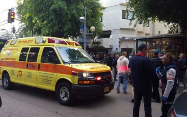 Les premiers secours sur les lieux d'une fusillade dans le centre de Tel Aviv, le 1er janvier 2016. (Crédit : Magen David Adom)