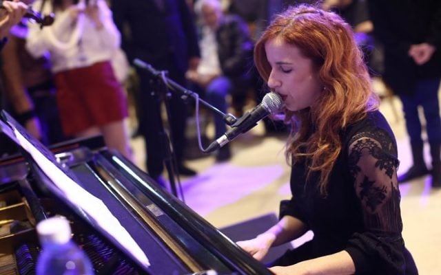 La députée de l'Union sioniste, Stav Shaffir, chantant pendant le 50e anniversaire de la Knesset, le mardi 19 janvier 2016 (Crédit : Knesset)