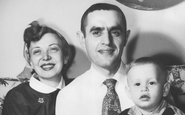Pater, entouré de sa femme d'origine américaine Yvette et le bébé Elliot Jager, circa 1956 (Crédit : Autorisation)