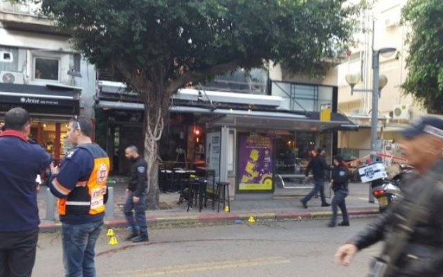 Les premiers secours sur les lieux d'une fusillade dans le centre de Tel AViv, le 1er janvier 2016. (Crédit : Magen David Adom) Les premiers secours sur les lieux d'une fusillade dans le centre de Tel AViv, le 1er janvier 2016. (Crédit : Magen David Adom)