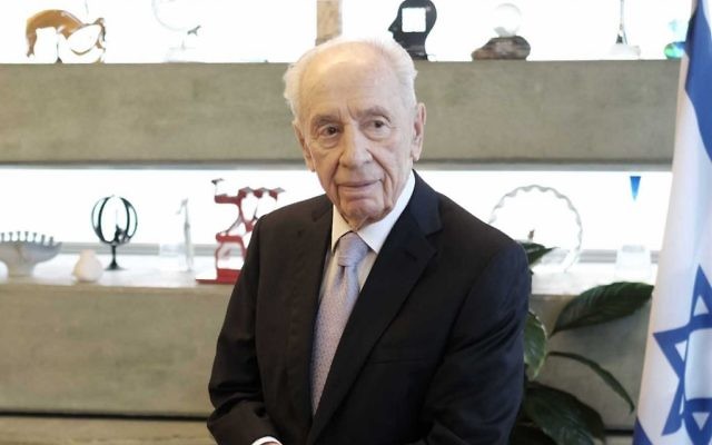 Shimon Peres à Tel Aviv, le 30 novembre 2015. (Crédit : Tomer Neuberg/Flash90) Shimon Peres à Tel Aviv, le 30 novembre 2015. (Crédit : Tomer Neuberg/Flash90)