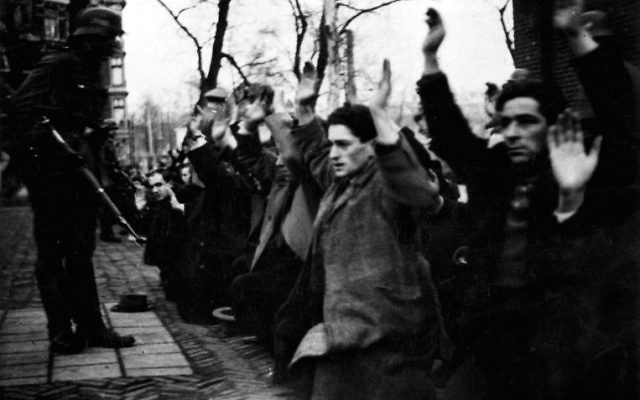 En février 1941, les occupants nazis d'Amsterdam ont réuni 427 hommes juifs lors de leur première « razzia » de la déportation des Juifs des Pays-Bas. Seulement deux de ces hommes ont survécu à la guerre (Crédit : Wikimedia Commons). En février 1941, les occupants nazis d'Amsterdam ont réuni 427 hommes juifs lors de leur première « razzia » de la déportation des Juifs des Pays-Bas. Seulement deux de ces hommes ont survécu à la guerre (Crédit : Wikimedia Commons).