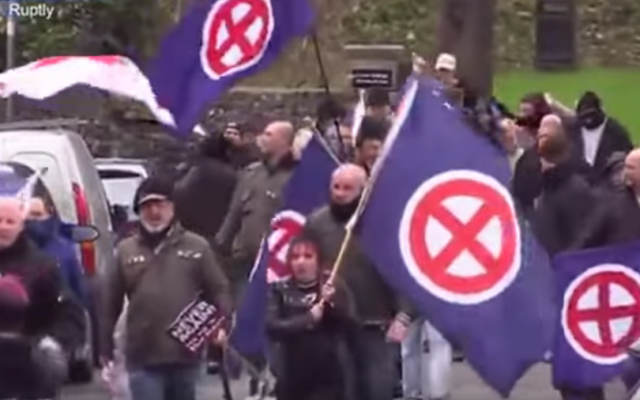 Des néonazis britanniques à Dover, le 30 janvier 2016. (Crédit : capture d'écran YouTube)
