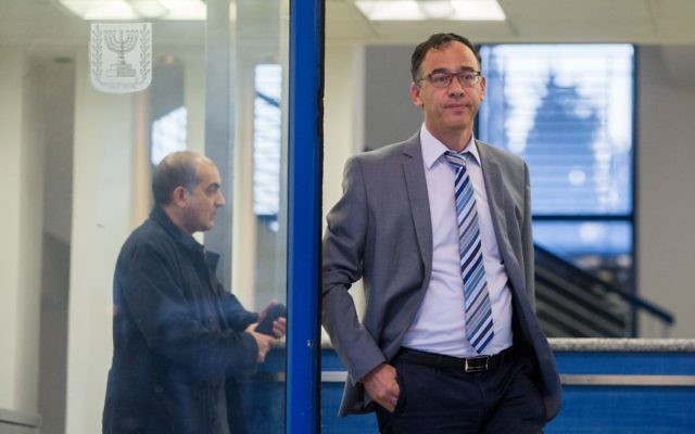Le procureur de l'Etat, Shai Nitzan, devant le ministère de la Justice, à Jérusalem, le 23 décembre 2015. (Crédit : Yonatan Sindel/Flash90) Le procureur de l'Etat, Shai Nitzan, devant le ministère de la Justice, à Jérusalem, le 23 décembre 2015. (Crédit : Yonatan Sindel/Flash90)