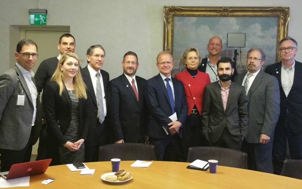 Des députés suédois avec des représentants d'une association de défense d'Israël, le 19 janvier 2016 à Stockholm, avec l vice-président de la WZO David Breakstone (2ème depuis la gauche), le député Hanif Bali (3ème depuis la gauche), le député Mikael Oscarsson (6ème depuis la gauche), et l'ancien député israélien Dov Lipman (7ème depuis la gauche). (Crédit : autorisation) Des députés suédois avec des représentants d'une association de défense d'Israël, le 19 janvier 2016 à Stockholm, avec l vice-président de la WZO David Breakstone (2ème depuis la gauche), le député Hanif Bali (3ème depuis la gauche), le député Mikael Oscarsson (6ème depuis la gauche), et l'ancien député israélien Dov Lipman (7ème depuis la gauche). (Crédit : autorisation)