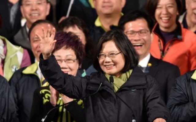 Tsai Ing-wen (au centre), présidente élue du parti démocratique progressif, après sa victoire à l'élection présidentielle de Taiwan à Taipei, le 16 janvier 2016. (Crédit : AFP/Sam Yeh)