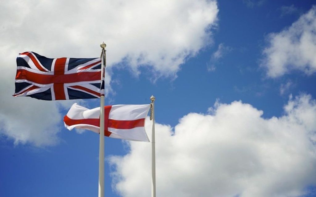 Le drapeau de l'Angleterre flottant derrière le drapeau du Royaume-Uni, à Southsea, Angleterre, le 20 juillet 2008 (Crédit : THOR / Creative Commons) Le drapeau de l'Angleterre flottant derrière le drapeau du Royaume-Uni, à Southsea, Angleterre, le 20 juillet 2008 (Crédit : THOR / Creative Commons)