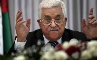 Le président de l'Autorité palestinienne Mahmoud Abbas pendant un discours pendant un déjeuner de Noël avec des membres de la communauté chrétienne orthodoxe à Bethléem, le 6 janvier 2016 (Crédit : Thomas Coex/AFP)