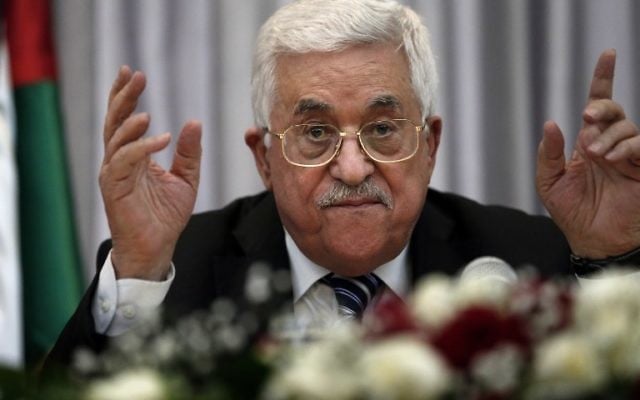 Le président de l'Autorité palestinienne Mahmoud Abbas pendant un discours pendant un déjeuner de Noël avec des membres de la communauté chrétienne orthodoxe à Bethléem, le 6 janvier 2016 (Crédit : Thomas Coex/AFP)