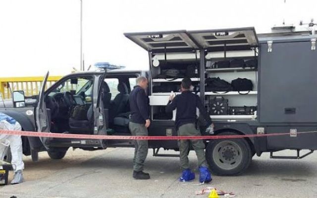 Les forces de sécurité israélienne sur la scène d'une tentative d'attaque au couteau devant l'implantation d'Anatot, en Cisjordanie, le 23 janvier 2016. (Crédit : police israélienne) Les forces de sécurité israélienne sur la scène d'une tentative d'attaque au couteau devant l'implantation d'Anatot, en Cisjordanie, le 23 janvier 2016. (Crédit : police israélienne)