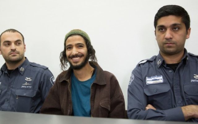 Yakir Ashbel (au centre), le marié du "mariage de la haine", est présenté devant la cour de Jérusalem le 31 décembre 2015. (Crédit : Flash90) Yakir Ashbel (au centre), le marié du "mariage de la haine", est présenté devant la cour de Jérusalem le 31 décembre 2015. (Crédit : Flash90)