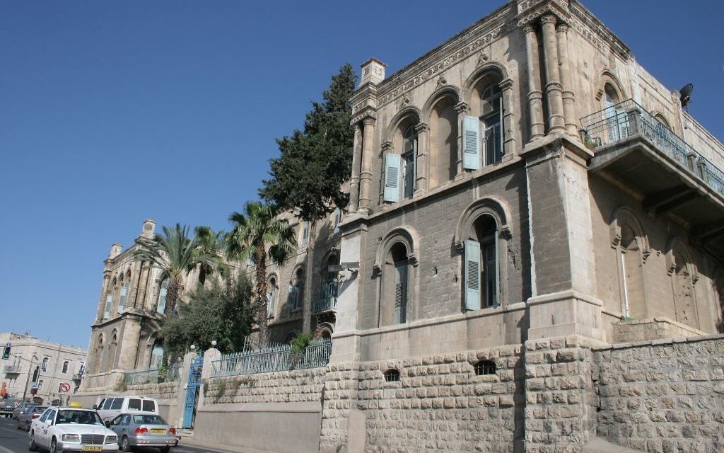 Un ancien térébinthe atlantique à l'Hôpital français de Jérusalem, en face de la Vieille Ville. (Crédit : Shmuel Bar-Am)