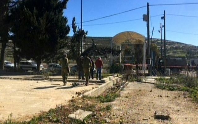 La scène de l'attaque près de l'implantation de Beit El en Cisjordanie le dimanche 31 Janvier 2016 (Capture d'écran : Deuxième chaîne) La scène de l'attaque près de l'implantation de Beit El en Cisjordanie le dimanche 31 Janvier 2016 (Capture d'écran : Deuxième chaîne)