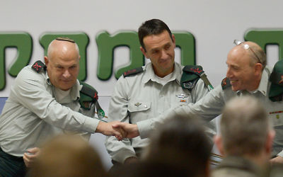 Eli Ben-Meir, à gauche, serre la main d'Itai Brun, à droite, alors que Ben-Meir prend la direction de la brigade de recherche de l'armée israélienne, avec le directeur du renseignement militaire israélien, le général Herzi Halevi, au centre, le 4 janvier 2015. (Crédit : unité des porte-paroles de l'armée israélienne)