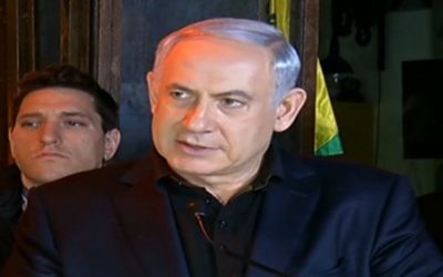 Benjamin Netanyahu sur les lieux de la fusillade de Tel Aviv, le 2 janvier 2016 (Crédit : capture d'écran Dixième chaîne)