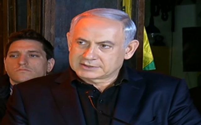 Benjamin Netanyahu sur les lieux de la fusillade de Tel Aviv, le 2 janvier 2016 (Crédit : capture d'écran Dixième chaîne) Benjamin Netanyahu sur les lieux de la fusillade de Tel Aviv, le 2 janvier 2016 (Crédit : capture d'écran Dixième chaîne)