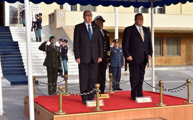 Le ministre de la Défense, Moshe Yaalon et son homologue grec, Panos Kammenos, à Athènes, le mardi 26 janvier 2016 Crédit : (Ariel Hermione/Ministère de la Défense)