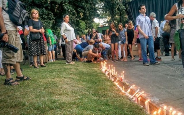 Des Argentins allument des bougies sur la place Alemania de Buenos Aires lors de la cérémonie d'hommage au procureur argentin Alberto Nisman, présumé assassiné, le 18 janvier 2016. (Crédit : Ilan Ben Zion/The Times of Israel) Des Argentins allument des bougies sur la place Alemania de Buenos Aires lors de la cérémonie d'hommage au procureur argentin Alberto Nisman, présumé assassiné, le 18 janvier 2016. (Crédit : Ilan Ben Zion/The Times of Israel)