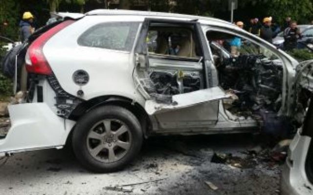 Carcasse d'une voiture explosée dans une attaque du crime organisé près de la bourse de Tel Aviv, le 19 janvier 2016. (Crédit : porte-parole de la police)