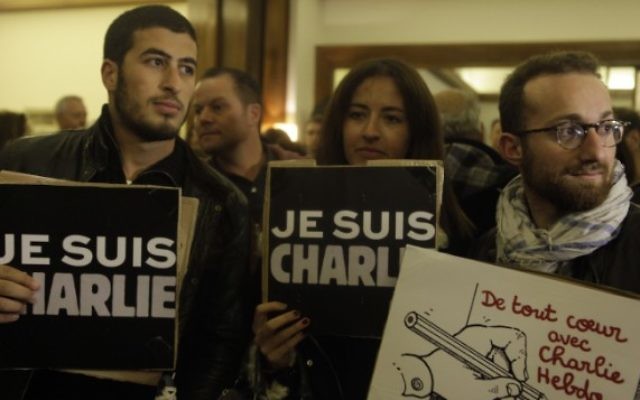Des personnes avec des pancartes 'Je suis Charlie', pendant un rassemblement de solidarité devant la résidence de l'ambassadeur de France à Jaffa, Israël, le 8 janvier 2015. (Crédit : Amir Levy/Flash90) Des personnes avec des pancartes 'Je suis Charlie', pendant un rassemblement de solidarité devant la résidence de l'ambassadeur de France à Jaffa, Israël, le 8 janvier 2015. (Crédit : Amir Levy/Flash90)