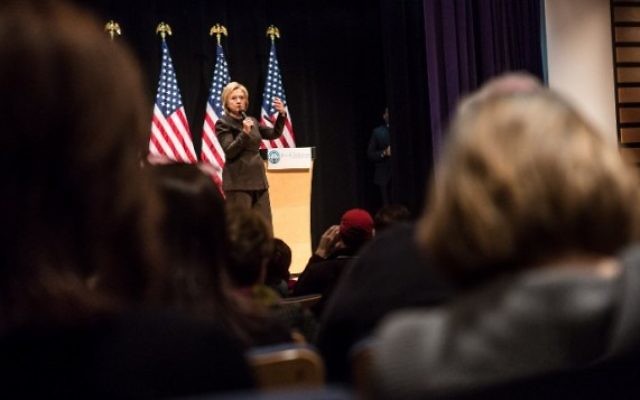 La candidate à l'investiture du parti démocrate Hillary Clinton parlant lors d'un meeting de campagne à la Fédération juive du Grand Des Moines le 24 janvier 2016, à Des Moines, dans l'Iowa (Crédit photo: Brendan Hoffman / Getty Images / AFP)