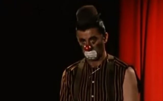 Une capture d'écran d'une scène de "The Day the Clown Cried," un film jamais sorti réalisé par le comédien Jerry Lewis (Crédit : Capture d'écran YouTube)