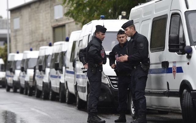 La police française pendant une opération à La Courneuve, près de Paris, le 27 août 2015. (Crédit : Miguel Medina/AFP/Getty Images, via JTA)