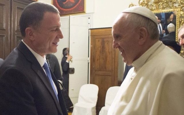 Yuli Edelstein, président de la Knesset, et le pape François à Rome, le 17 janvier 2015. (Crédit : porte-parole de la Knesset) Yuli Edelstein, président de la Knesset, et le pape François à Rome, le 17 janvier 2015. (Crédit : porte-parole de la Knesset)