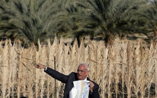 Le négociateur palestinien en chef Saeb Erekat montre une carte à des journalistes près de la ville palestinienne de Jéricho, le 20 janvier 2016. (Crédit : AFP/AHMAD GHARABLI)