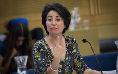 La députée Hanin Zoabi de la Liste arabe unie lors d'une réunion d'une commission à la Knesset, le 2 novembre 2015. (Crédit : Miriam Alster/Flash90)