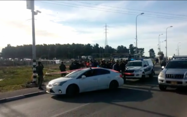 La police sur les lieux d'une attaque au couteau au carrefour du Gush Etzion en Cisjordanie, le 5 janvier 2016 (Capture d'écran: MDA) La police sur les lieux d'une attaque au couteau au carrefour du Gush Etzion en Cisjordanie, le 5 janvier 2016 (Capture d'écran: MDA)