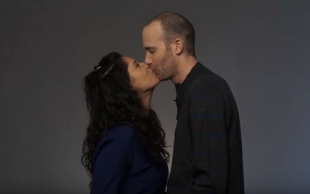 Extrait de la vidéo "Juifs et arabes s'embrassent" de Time Out Tel Aviv. (Crédit : capture d'écran YouTube)
