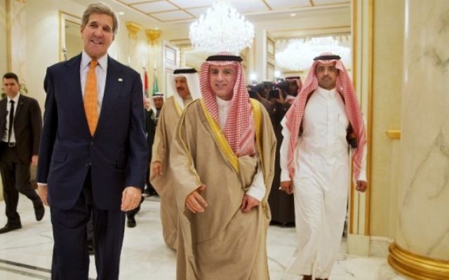 Le secrétaire d'Etat américain John Kerry et le ministre des Affaires étrangères saoudien Adel al-Jubeir arrivent à une conférence de presse commune suivant une réunion avec les ministres des Affaires étrangères de six pays du Golfe à la base aérienne du roi Salmane à Riyad, le 23 janvier 2016. (Crédit : AFP/POOL/Jacquelyn Martin)