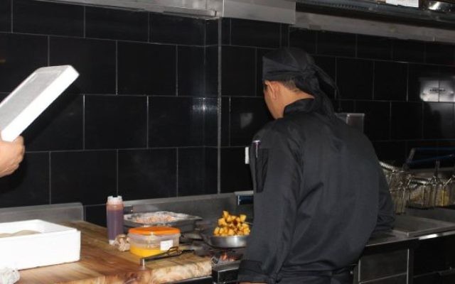 Dans les cuisines du fast food Kosher Pita Grill en Equateur (Facebook) Dans les cuisines du fast food Kosher Pita Grill en Equateur (Facebook)