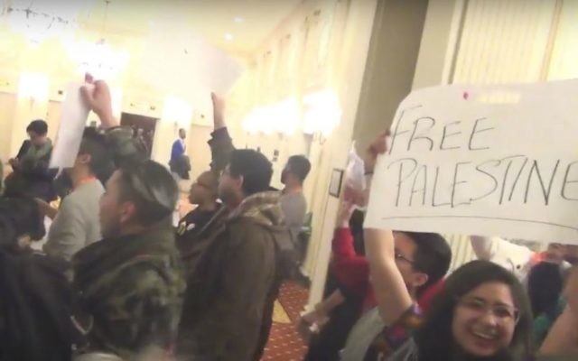 Les manifestants anti-israéliens en train de perturber un événement au Jerusalem Open House de la Task Force LGBTQ, la conférence Creating Change à Chicago, le vendredi 22 janvier 2016 (Crédit : Capture d'écran YouTube)