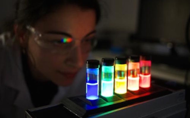 Un chercheur de Merck qui travaillle sur des matériaux quantiques (Crédit : PRNewsFoto / Merck KGaA)