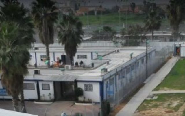 Le complexe de la prison Maasiyahu à Ramle, près de Tel Aviv. (Crédit : autorisation du service des prisons en Israël) Le complexe de la prison Maasiyahu à Ramle, près de Tel Aviv. (Crédit : autorisation du service des prisons en Israël)