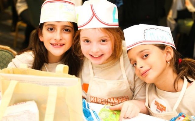 Plus de 1100 enfants ont appris à faire une hallah pendant cet évènement à New York, le 12 janvier 2016. (Crédit : Benams Photo/autorisation du Chabad via JTA)