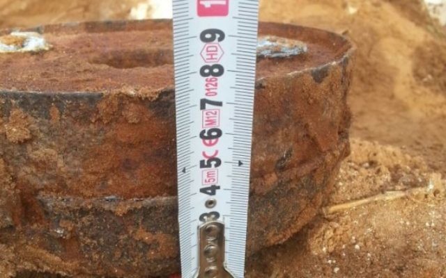 Des ouvriers ont découvert une mine antitank sur un chantier de Netanya, le 17 janvier 2016. (Crédit : police israélienne)